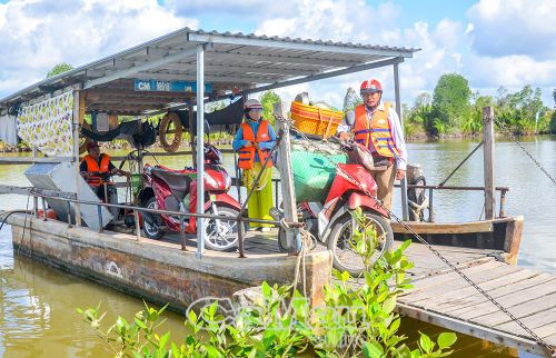 Qua tuyên truyền, các tài công, người qua phà ngang Sông Trẹm chấp hành nghiêm việc mặc áo phao.