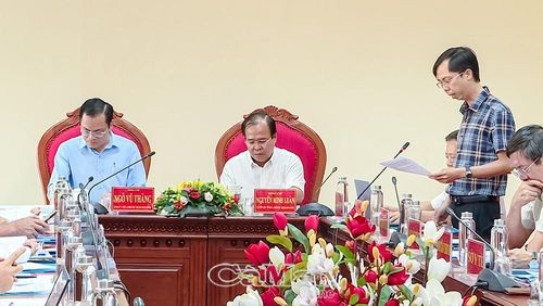Các đại biểu tham gia ý kiến, báo cáo tiến độ công việc tại cuộc họp chuẩn bị lễ khởi động không gian trưng bày của TP Đồng Nai tại Đất Mũi, xây dựng 3 trạm y tế kiểu mẫu và Lễ động thổ Đền chính thuộc Đền tưởng niệm các Anh hùng liệt sĩ tỉnh.