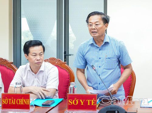 Ông Vương Hữu Tiến, Phó Giám đốc Sở Y tế báo cáo tình hình thực hiện khởi động xây dựng 3 trạm y tế theo mẫu đạt chuẩn mới tại buổi họp.