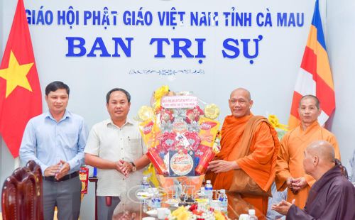 Đại diện Đảng ủy phường An Xuyên trao quà và chúc mừng đến Ban Trị sự GHPGVN tỉnh Cà Mau.