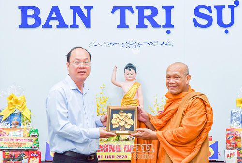 Bí thư Tỉnh ủy Nguyễn Hồ Hải trao tặng phần quà đến Hòa thượng Thạch Hà, Trưởng Ban Trị sự GHPGVN tỉnh Cà Mau.