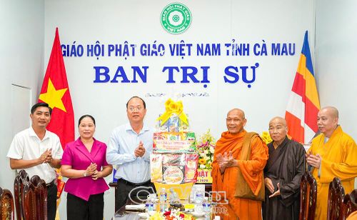 Bí thư Tỉnh ủy Nguyễn Hồ Hải trao tặng đến Ban Trị sự GHPGVN tỉnh phần quà của Tỉnh ủy, HĐND, UBND, Ủy ban MTTQ Việt Nam tỉnh Cà Mau nhân Đại lễ Phật đản Phật lịch 2570 (Dương lịch 2026).