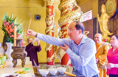 Đồng chí Nguyễn Hồ Hải, Bí thư Tỉnh ủy Cà Mau, thắp hương tại Chùa Phật Tổ.