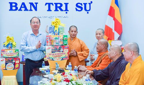 Bí thư Tỉnh ủy Nguyễn Hồ Hải trao phần quà đến Ban trị sự chùa Phật tổ , chúc mừng Đại lễ.