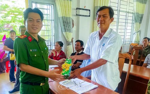 Khán giả tham gia giao lưu trả lời câu hỏi pháp luật.