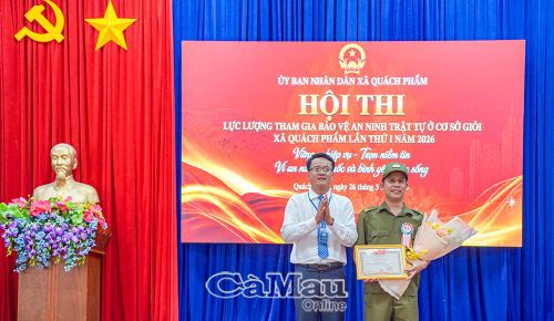 Đồng chí Quách Hoàng Anh, Phó Chủ tịch UBND Xã Quách Phẩm trao giải Nhì cho Đội thi số 4.