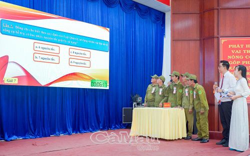 Các đội tham gia phần thi kiến thức.