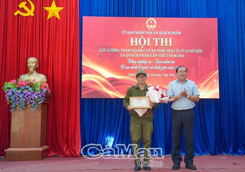 Ông Nguyễn Văn Đen, Phó Giám đốc Sở Văn hóa, Thể thao và Du lịch trao giải Nhất cho Đội thi số 5.
