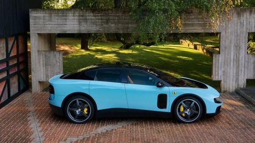 Ferrari ra mắt xe điện Luce, cổ phiếu giảm mạnh