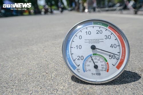 Đây là mức nhiệt mà nhiều chuyên gia y tế xem là có thể đe dọa tính mạng nếu tiếp xúc lâu ngoài trời. (Ảnh: Viên Minh)