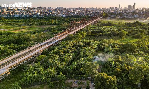 Cầu Long Biên bắc qua sông Hồng, nối khu vực trung tâm Hà Nội với khu vực phía Đông thành phố. Công trình mang dấu ấn kiến trúc châu Âu cuối thế kỷ XIX, đồng thời gắn với nhiều giai đoạn lịch sử quan trọng của Thủ đô.