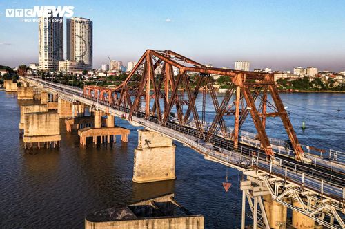 Sau hơn một thế kỷ khai thác, nhiều hạng mục của cây cầu, đặc biệt là phần mặt đường bị xuống cấp nghiêm trọng, phải sửa chữa tạm thời nhiều lần để bảo đảm an toàn khai thác.