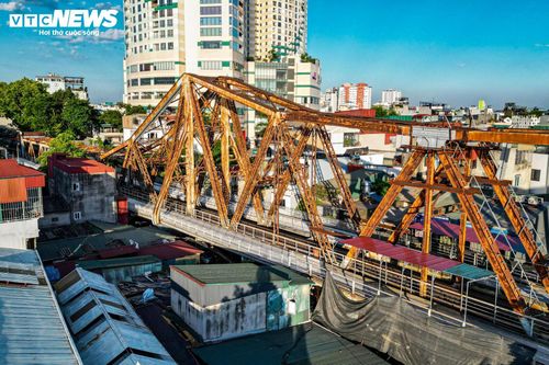 Sở Xây dựng Hà Nội vừa thông báo từ 28/5, cho phép xe máy, xe thô sơ, người đi bộ được lưu thông trên cầu Long Biên cả hai chiều.