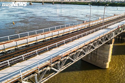 Hệ thống lan can, rãnh thoát nước và một số chi tiết kỹ thuật khác cũng được sửa chữa, sơn lại, giúp tổng thể cây cầu trở nên gọn gàng hơn so với trước đây.