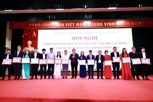Xã Thiên Lộc khen thưởng các hộ gia đình có thành tích trong công tác bàn giao mặt bằng. Ảnh: Thiên Lộc.