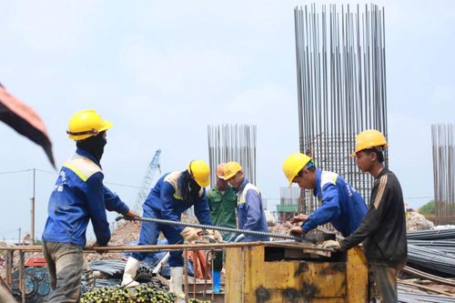 Thi công cầu Ngọc Hồi. Ảnh: Phạm Hùng