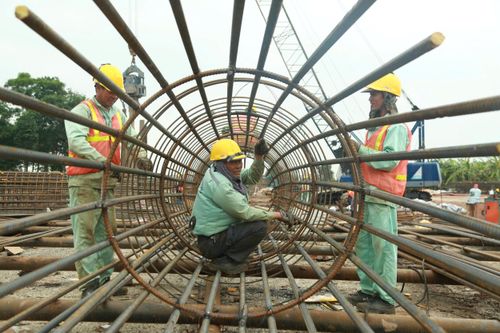 Thi công xây dựng cầu Trần Hưng Đạo. Ảnh: Phạm Hùng