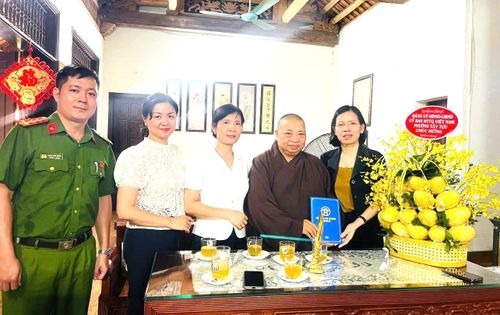 Chủ tịch Ủy ban MTTQ phường Chu Thị Thu Hà cùng các đồng chí trong đoàn thăm, chúc mừng trụ trì chùa Ngọa Long. Ảnh TT