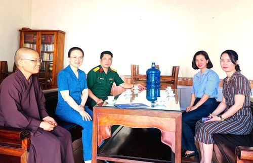 Phó Bí thư Thường trực Đảng ủy phường Tây Tựu Nguyễn Thị Nắng Mai cùng các đồng chí trong đoàn công tác, thăm, chúc mừng trụ trì chùa Phúc Lý. Ảnh TT