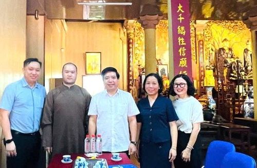Đoàn công tác do Bí thư Đảng ủy, Chủ tịch HĐND phường Nguyễn Hữu Tuyên, làm trưởng đoàn thăm, chúc mừng trụ trì chùa Hưng Khánh. Ảnh TT