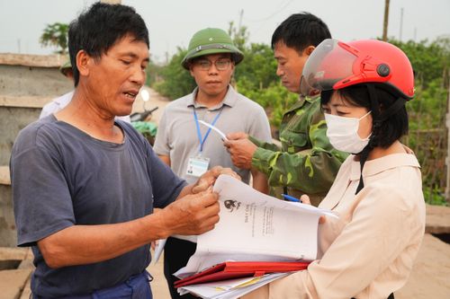 Cán bộ Ban Quản lý dự án đầu tư - hạ tầng xã Hồng Vân tiến hành kiểm kê các thửa đất thuộc phạm vi dự án. Ảnh: Vũ Cường.