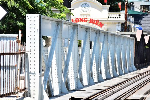 Đến thời điểm này, phần lớn hạng mục như mặt cầu, chỉnh trang hệ thống lan can đã cơ bản hoàn tất, đơn vị thi công tập trung rà soát kỹ thuật và hoàn thiện các công đoạn cuối.