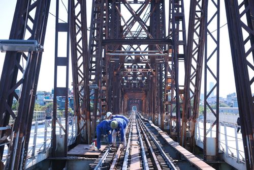 Công nhân Công ty CP đường sắt Hải Hà bảo dưỡng hệ thống đường sắt trên cầu Long Biên.