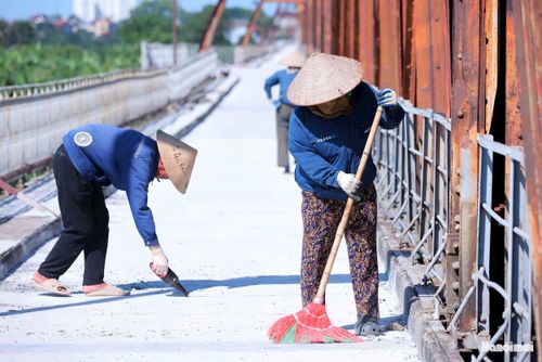 Khó khăn lớn nhất trong quá trình sửa chữa là mặt bằng thi công chật hẹp, các phương tiện cỡ lớn không thể tiếp cận, buộc đơn vị phải chia thành 4 mũi thi công, tổ chức thành nhiều nhóm nhỏ để triển khai.