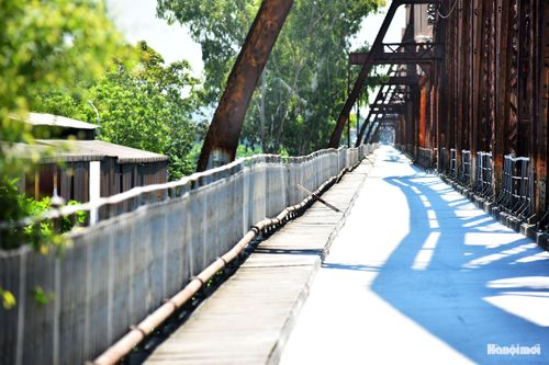 Hệ thống lan can, thành cầu và rãnh thoát nước trên phần đường bộ cũng đã được sửa chữa, hoàn thiện đồng bộ.