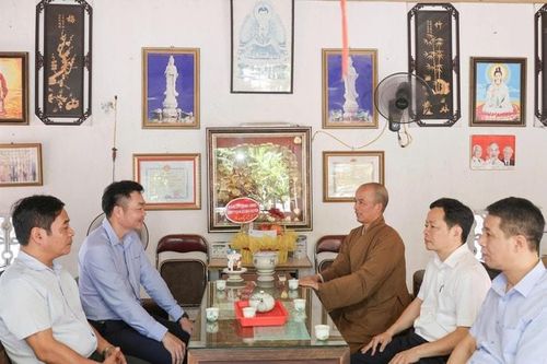 Đoàn công tác thăm hỏi tình hình sinh hoạt tôn giáo, đời sống của tăng ni, phật tử tại địa phương. Ảnh: PV