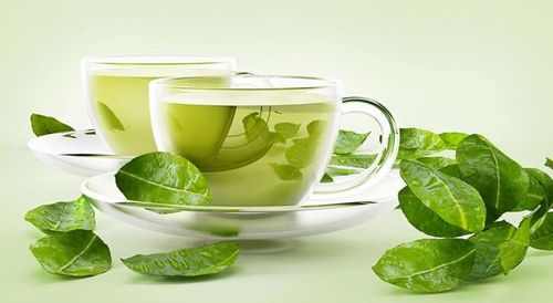 Trà xanh có tính axit nhẹ, nếu uống vào lúc dạ dày trống rỗng có thể gây kích ứng dạ dày, dẫn đến các vấn đề như đau dạ dày, buồn nôn và đầy hơi.