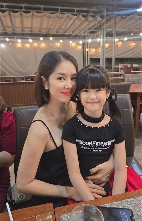 Theo chia sẻ của Lê Phương, con gái là nguồn động lực lớn giúp cô cân bằng giữa công việc nghệ thuật và cuộc sống gia đình. Nữ diễn viên từng gọi bé Bông là “cục sạc pin” bởi mỗi khi ở bên con, cô cảm thấy vui vẻ và có thêm năng lượng tích cực.