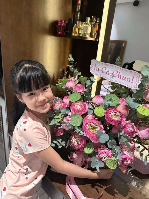 Dù còn nhỏ tuổi, bé Bông đã bộc lộ sự dạn dĩ và thông minh. Trong một bài viết gần đây về lễ tốt nghiệp mầm non của con, con gái Lê Phương khiến nhiều người hâm mộ dành lời khen cho vẻ ngoài đáng yêu cùng tính cách hoạt bát của bé.