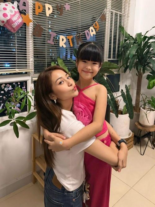 Ngay từ khi còn nhỏ, bé Bông đã xuất hiện cùng mẹ trong nhiều khoảnh khắc đời thường được chia sẻ trên mạng xã hội. Nhiều khán giả nhận xét cô bé sở hữu gương mặt đáng yêu, lanh lợi và thừa hưởng đôi chân dài của mẹ.