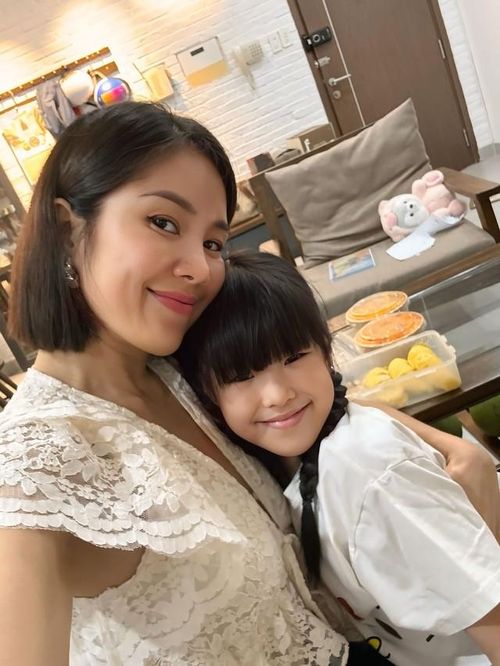 Được biết, con gái của Lê Phương tên thật là Phạm Hương, thường được gọi thân mật là bé Bông. Bé sinh năm 2019, là con chung của nữ diễn viên với ca sĩ Phạm Trung Kiên.