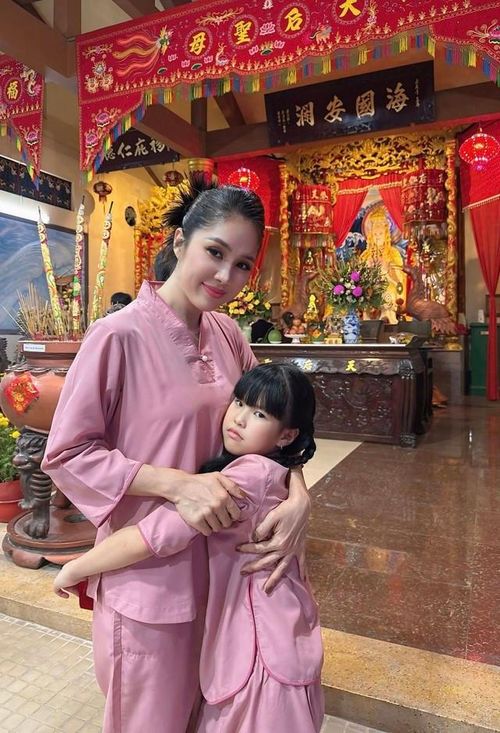Nữ diễn viên cũng cho biết cô luôn cố gắng dành thời gian để đồng hành cùng con trong quá trình trưởng thành, từ học tập đến vui chơi.