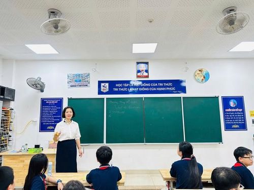 Ghi nhận tại Trường THCS Giảng Võ, các giáo viên tận dụng từng giờ học cuối cùng để củng cố kiến thức cho học sinh trước ngày thi.