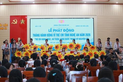 Tiết mục văn nghệ của các em học sinh trong buổi lễ.