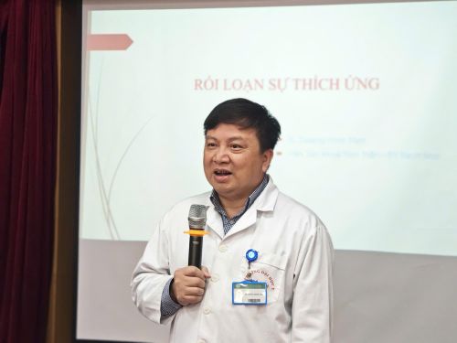 BS Dương Minh Tâm chia sẻ thông tin với báo chí.