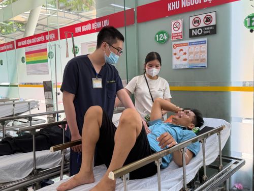Nhiều người trẻ nhập viện vì say nắng.