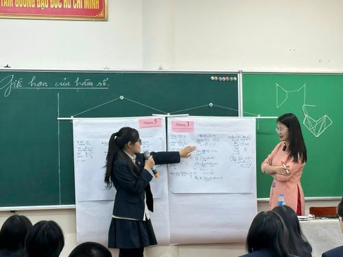 Một giờ học của cô và trò trường THPT tại Hà Nội.