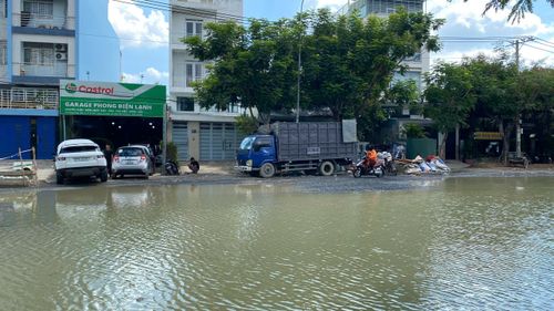  Đoạn đường đang thi công bị ngập. Ảnh: ĐT 