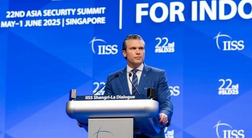  Bộ trưởng Chiến tranh Mỹ Pete Hegseth phát biểu tại Đối thoại Shangri-La 2025. Ảnh: IISS.