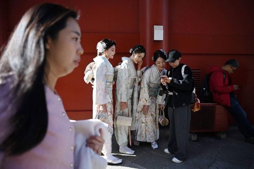 Du khách Trung Quốc mặc kimono tham quan chùa Sensoji ở quận Asakusa, Tokyo, Nhật Bản, tháng 11/2025. Ảnh: The Japan Times.