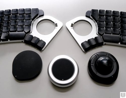 Nhà sản xuất cung cấp nhiều loại mô-đun khác nhau bao gồm bi xoay (trackball), bàn di chuột (touchpad) và nút điều hướng 3D. Đối với nhóm người dùng chuyên về đồ họa hay dựng phim, việc tích hợp sẵn các công cụ điều khiển này ngay trên bàn phím giúp giảm tần suất sử dụng chuột rời, từ đó tối giản đáng kể không gian thao tác trên mặt bàn. Ảnh: Wired.