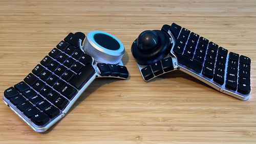 Nhiều dòng bàn phím công thái học hiện nay thường cắt giảm tối đa số lượng phím bấm, buộc người dùng phải học lại cách bấm các tổ hợp phím phức tạp. Naya Create chọn cách tiếp cận an toàn hơn khi vẫn giữ lại bố cục phím tương đối đầy đủ và quen thuộc, giúp những người mới chuyển từ bàn phím phổ thông sang dễ dàng làm quen và không mất nhiều thời gian thích nghi. Ảnh: Taro Kanamoto/Gizmodo.