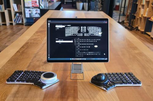 Xu hướng sử dụng bàn phím công thái học phân tách (split keyboard) đang ngày càng trở nên phổ biến trong giới công nghệ và sáng tạo nội dung. Sự xuất hiện của Naya Create tại triển lãm công nghệ CES đã thu hút sự chú ý lớn nhờ thiết kế chia đôi độc đáo. Theo nhà sản xuất Naya, thiết bị này sẽ giúp người dùng thay đổi thói quen gõ phím thông thường và giải phóng cơ thể khỏi những tư thế ngồi gò bó hay mệt mỏi. Ảnh: Taro Kanamoto/Gizmodo.