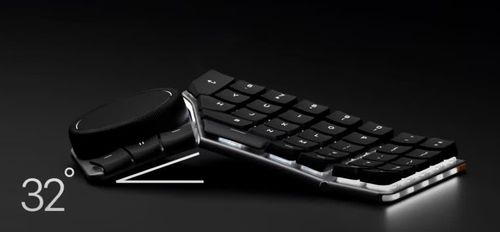 Điểm đặc biệt trong cấu trúc phần cứng của Naya Create nằm ở hai khớp bản lề cho phép người dùng điều chỉnh độ nghiêng của bàn phím ở các góc 30 độ và 60 độ. Thiết kế công thái học bám sát theo đường cong tự nhiên của bàn tay này giúp giảm thiểu tối đa áp lực lên vùng cổ tay, mang lại cảm giác gõ phím thoải mái và tự nhiên dù phải làm việc liên tục trong nhiều giờ. Ảnh: Naya.