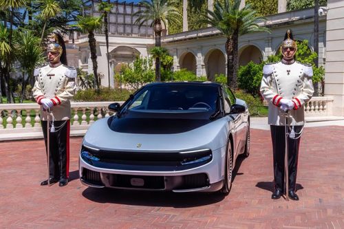  Thậm chí, Ferrari còn giới thiệu mẫu xe điện này với Tổng thống Italy Sergio Mattarella và Đức Giáo Hoàng Leo XIV. Liệu đây là một chiến lược hoàn hảo của thương hiệu, hay Ferrari Luce sẽ trở thành "quả bom xịt" như nhiều mẫu xe điện hạng sang khác? 
