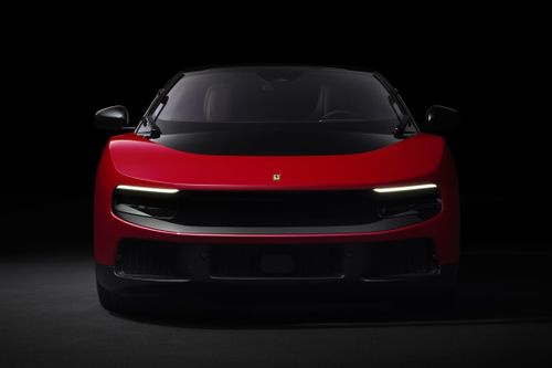  Phần đầu của Ferrari Luce nổi bật với cụm đèn trước dạng panel trong suốt tích hợp trực tiếp vào bề mặt thân xe, bên cạnh lưới tản nhiệt khí động học chủ động giúp cân bằng giữa khả năng làm mát và hệ số cản gió "thấp nhất lịch sử thương hiệu". 